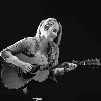 Caro mit Gitarre - JIL caro bw gitarre