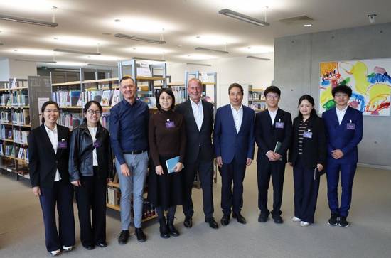 Chinesische Delegation besucht Stadtbücherei © Schaible/ Stadt Langen