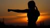 Pixabay - Frau in Selbstverteidigungshaltung vor Sonnenuntergang