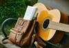 Gitarre und Rucksack auf einer Bank [(c) www.pixabay.com]