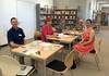 Ukrainerinnen mit Deutschlehrerin zu Besuch in der Stadtbücherei [(c) Stadt Langen]