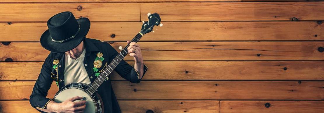 pixabay mann mit gitarre vor holzwand