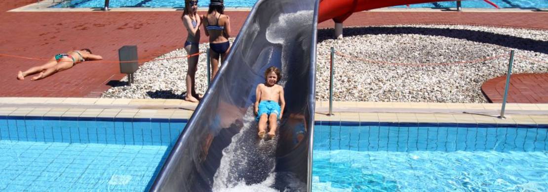 Kind in Wasserrutsche im Freizeit- und Familienbad Langen