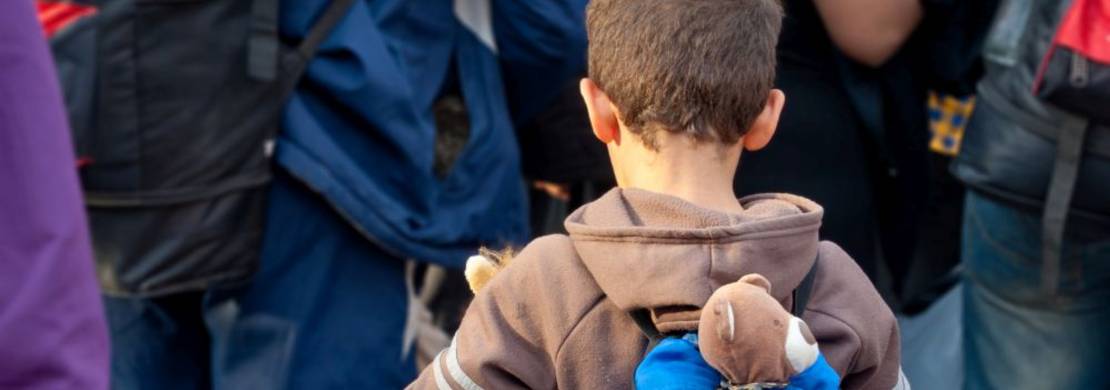Fluechtlingskind mit Rucksack