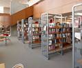 Bücherregale im Untergeschoss der Stadtbücherei Langen