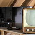 Drei Fernseher aus verschiedenen Zeiten