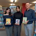 Thomas Mertin, Alice (links) und Nelly Hakim zum Leseclub in der Stadtbücherei