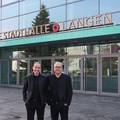 Sebastian Hauf und Joachim Kolbe vor der Neuen Stadthalle