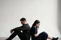 Mann und Frau sitzen mit dem Rücken zueinander © Gerd Altmann/www.pixabay.com