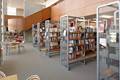 Bücherregale im Untergeschoss der Stadtbücherei Langen