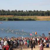 Schwimmstart Ironman 26. Juni 2022 am Langener Waldsee - Blick über den See und die Zuschauer