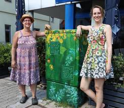 Farbige Akzente in Form von künstlerisch gestalteten Strom-Verteilerkästen haben Larissa Fabich (rechts) und Hannah Sirrett in der Bahnstraße geschaffen.