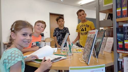 Kinder der Hortgruppe der Kita Hegweg lösen bei einem Besuch der Stadtbücherei das Sommerferienrätsel [(c): Stadtbücherei]