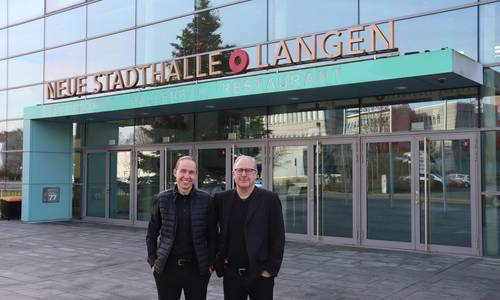 Sebastian Hauf und Joachim Kolbe vor der Neuen Stadthalle