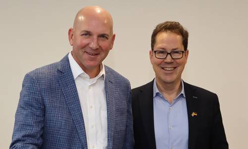 Ross Europa: Besuch vom Bürgermeister Jeff Hand, CEO der US-Muttergesellschaft ROSS Controls, trug sich ins Goldene Buch der Stadt Langen ein. (Foto: Schaible/Stadt Langen)