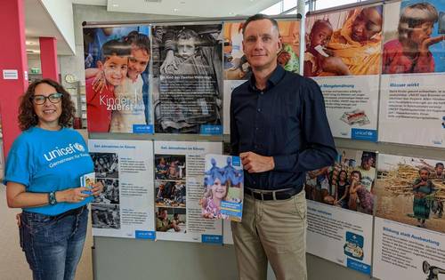 UNICEF-Ausstellung in der Stadtbücherei - Christine Erbar und Thomas Mertin [(c): Stadt Langen]