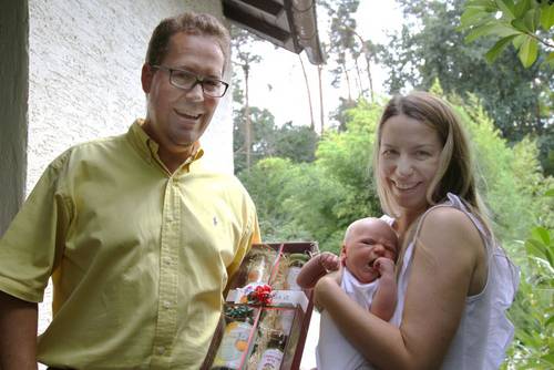 Bürgermeister Jan Werner gratuliert zum ersten ukrainischen Baby in Langen [(c): Stadt Langen]