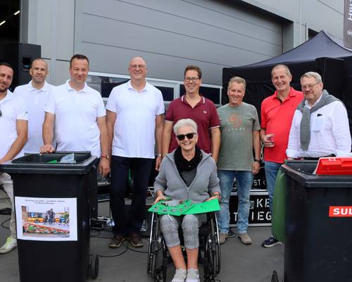 Lego-Stein-Übergabe auf dem Wertstoffhof an die Lego-Oma
