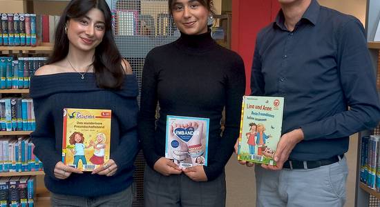Thomas Mertin, Alice (links) und Nelly Hakim zum Leseclub in der Stadtbücherei