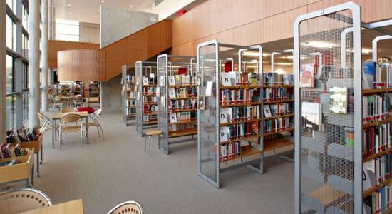 Bücherregale im Untergeschoss der Stadtbücherei Langen