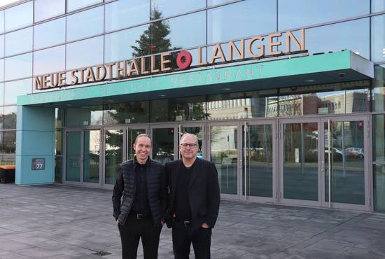 Sebastian Hauf und Joachim Kolbe vor der Neuen Stadthalle