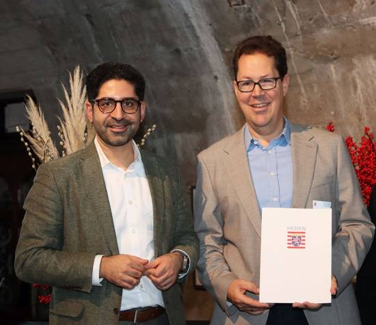 Minister Kaweh Mansoori und Bürgermeister Jan Werner bei der Übergabe des Förderbescheids für den Taunusplatz © Markus Schaible/Stadt Langen