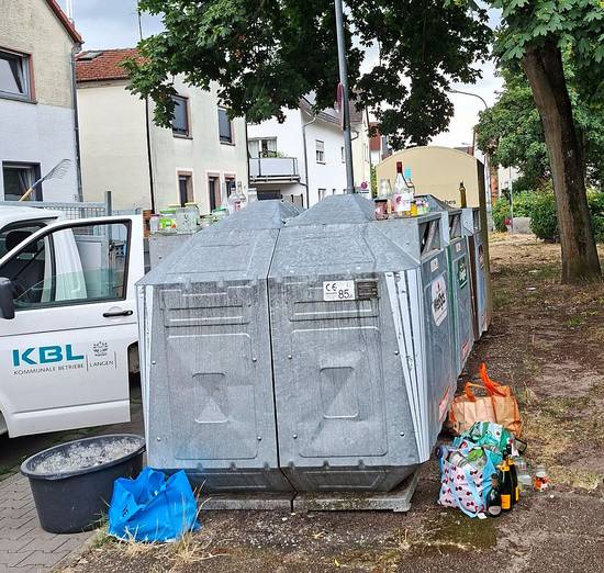 Vermüllte Altglascontainer © KBL