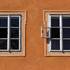 Hauswand mit Fenstern