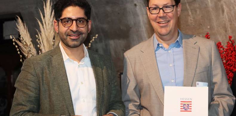 Minister Kaweh Mansoori und Bürgermeister Jan Werner bei der Übergabe des Förderbescheids für den Taunusplatz © Markus Schaible/Stadt Langen