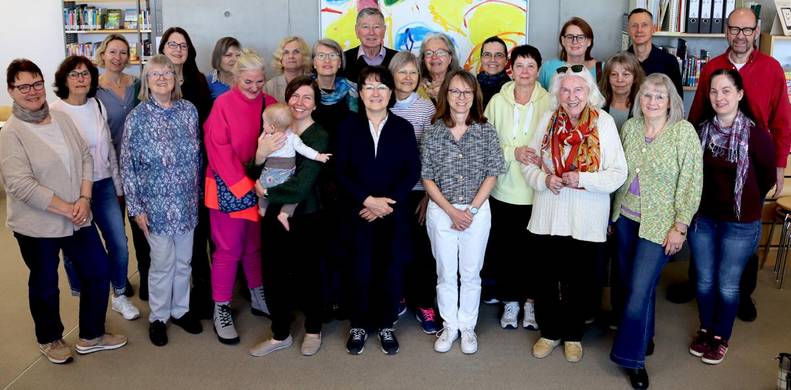 Ein starkes Team: Die ehren- und hauptamtlich Beschäftigten der Stadtbücherei Langen mit Bücherei-Leiter Thomas Mertin © Foto: Stupp/Stadt Langen
