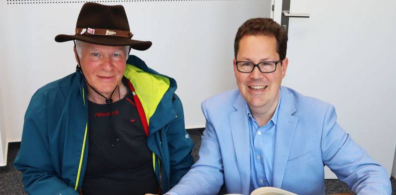 Spendenwanderer Bodo Eintrag Gästebuch © Markus Schaible/Stadt Langen