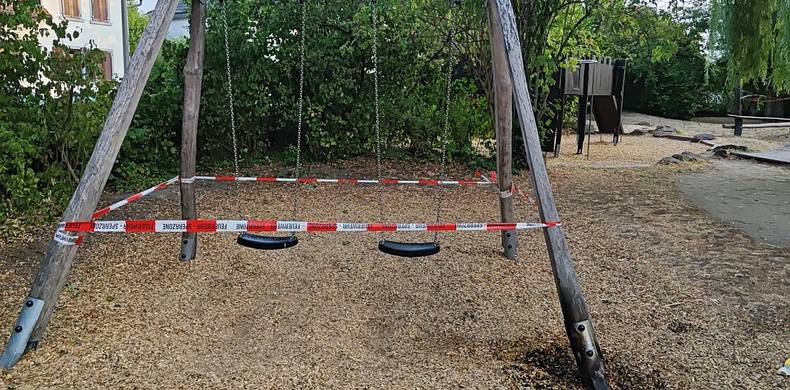 Brand Schaukel Spielplatz Tarsusplatz © KBL