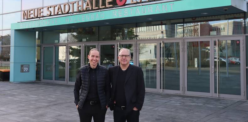 Sebastian Hauf und Joachim Kolbe vor der Neuen Stadthalle