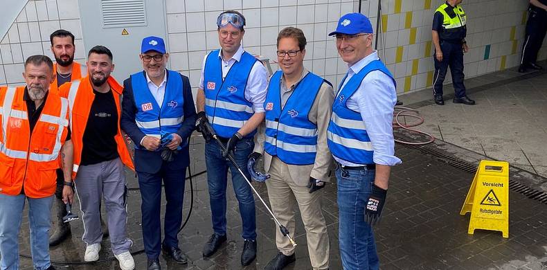 Putzaktion mit DB am Bahnhof © Frank Stupp/Stadt Langen
