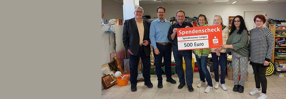 Banner Buergerstiftung spendet 500 Euro an Spendencenter [(c) Sabine Dexheimer/Stadt Langen]