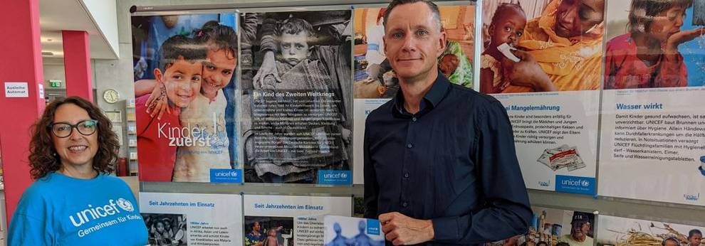 UNICEF-Ausstellung in der Stadtbücherei - Christine Erbar und Thomas Mertin [(c) Stadt Langen]