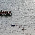 Menschen im Wasser und auf der Schwimminsel im Langener Waldsee