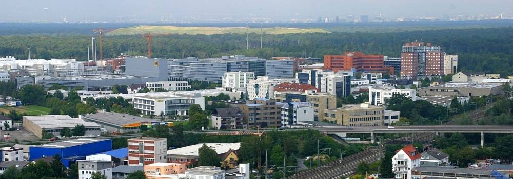 Blick aufs Wirtschaftszentrum mit S-Bahn und Nordumgehung